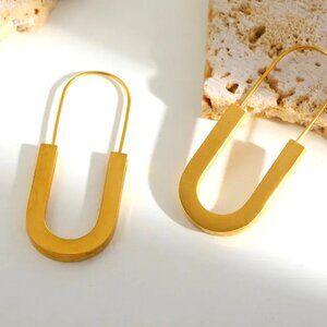 Statement 18K Gold C-shaped Earrings Fashionable Geometric Design Versatile